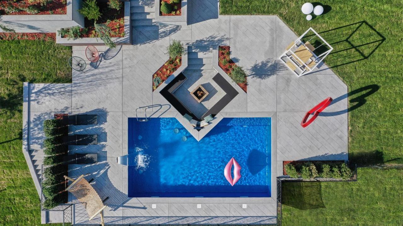 Riverside Pool Villa-斯雷姆斯基卡尔洛夫奇 外观 照片