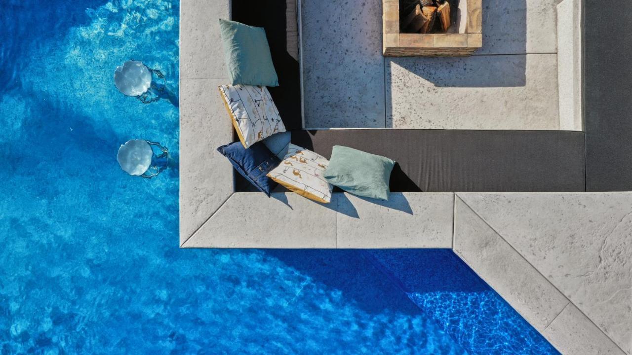 Riverside Pool Villa-斯雷姆斯基卡尔洛夫奇 外观 照片