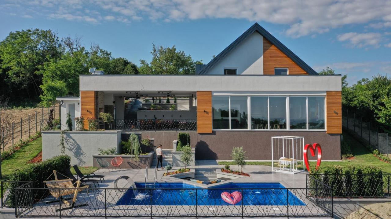 Riverside Pool Villa-斯雷姆斯基卡尔洛夫奇 外观 照片